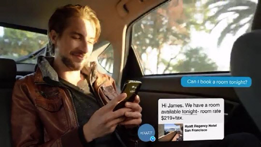 페이스북 메신저 'FB' 이용자가 챗봇을 통해 호텔을 예약하고 있다.  페이스북 제공